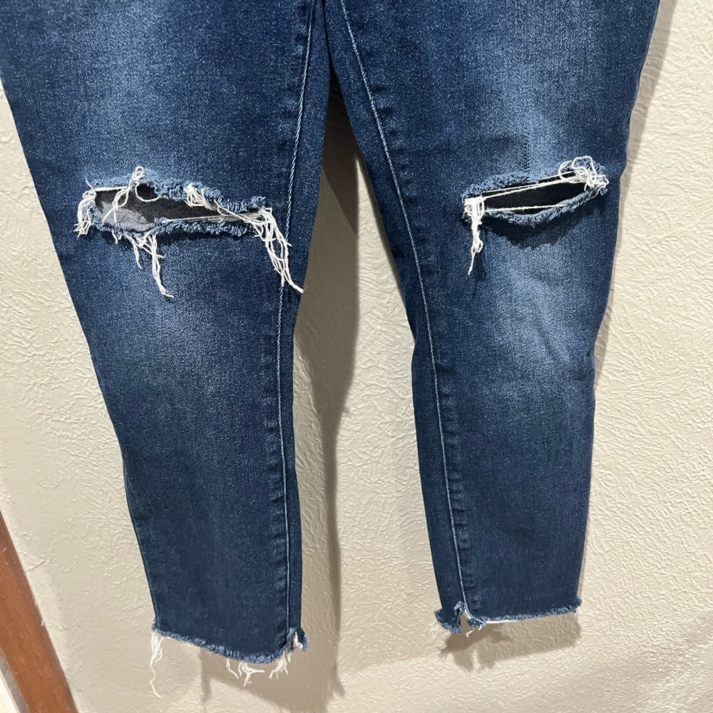 Good American High Rise Jeans in Dark Blue - Picture 2 of 5